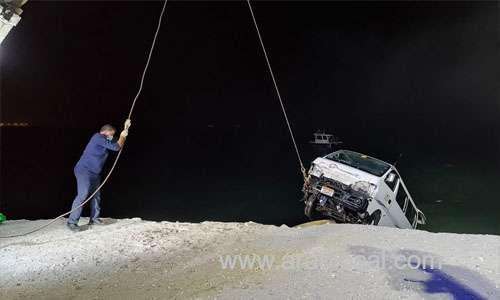 mini-van-plunges-into-sea,-one-expat-dead_bahrain